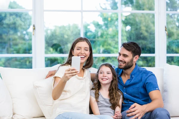 Frau schaut aufs Smartphone — Stockfoto