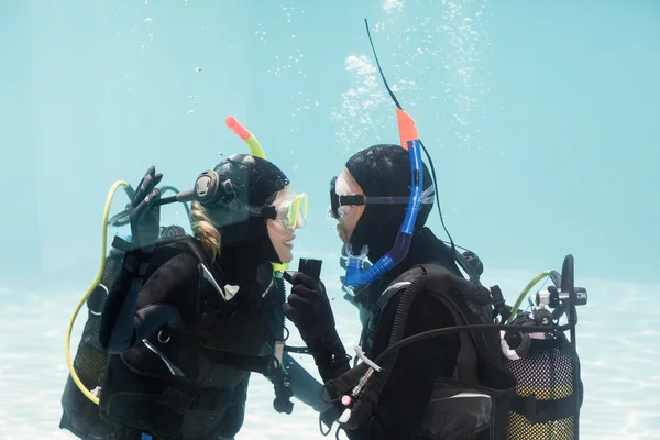 Man proposing marriage in scuba gear — Stock Photo, Image