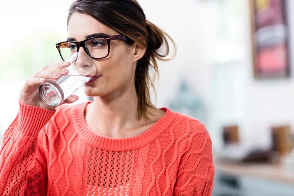 Mujer agua potable en vaso — Foto de Stock