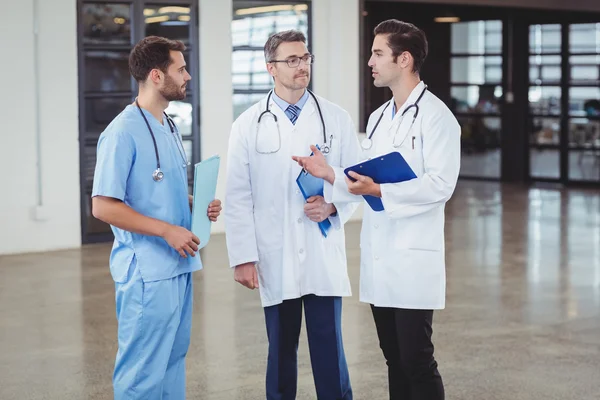 Doctors discussing while standing — Stock Photo, Image