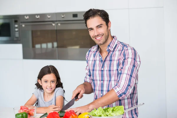 Father cutting vegetables with daughter — Stock Photo, Image