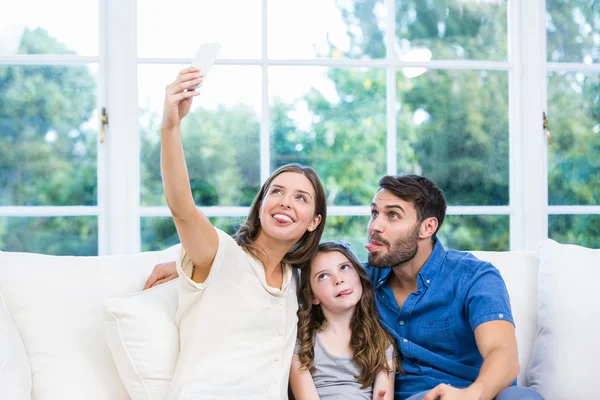 Žena klepnutím na selfie s rodinou — Stock fotografie