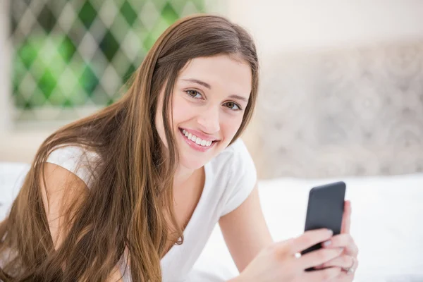 Frau benutzte Handy — Stockfoto