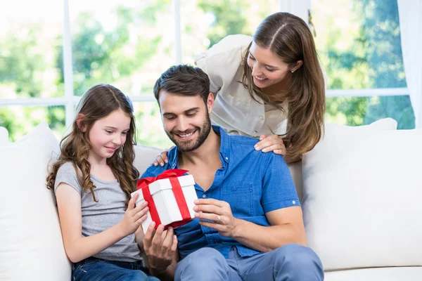 Familjen tittar på gåva — Stockfoto
