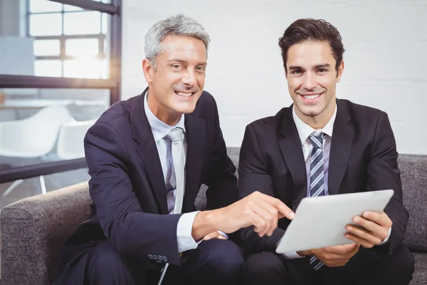 Ondernemers met digitale tablet — Stockfoto