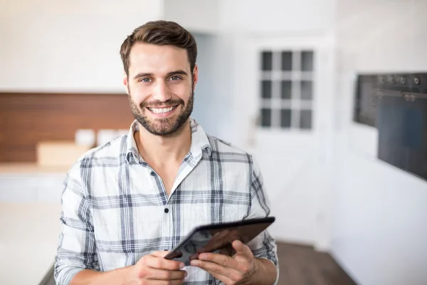 Hombre usando tableta digital — Foto de Stock