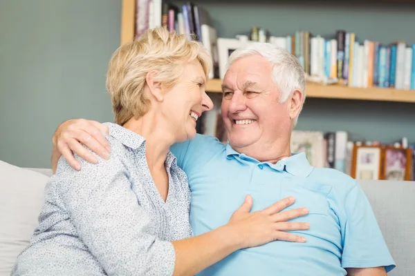 Senior par kramas på soffan — Stockfoto