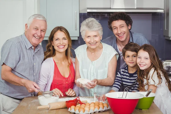 Família cozinhar alimentos na cozinha — Fotografia de Stock