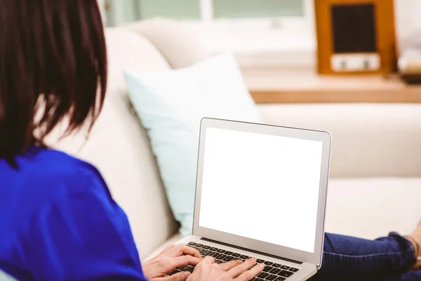 Donna utilizzando il computer portatile — Foto Stock