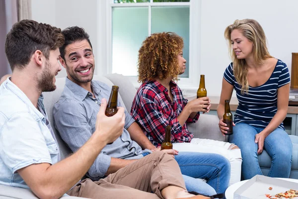 Amigos sorrindo enquanto desfruta de cerveja — Fotografia de Stock