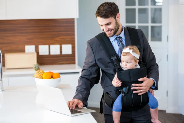 Homem de negócios usando laptop — Fotografia de Stock