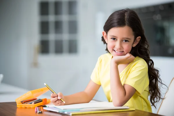 Mädchen lernt am Schreibtisch — Stockfoto