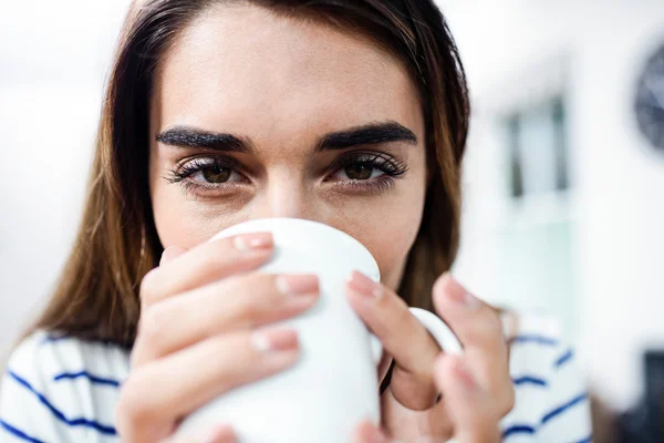 Femme buvant du café — Photo