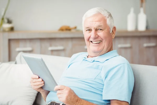 Senior man die digitale tablet gebruikt — Stockfoto