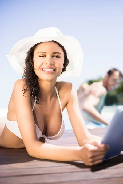 Mulher de chapéu usando tablet digital — Fotografia de Stock