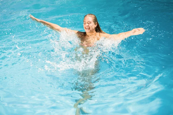 Mooie vrouw geniet in zwembad — Stockfoto