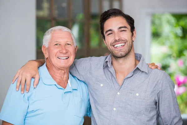 Padre e hijo con el brazo alrededor —  Fotos de Stock