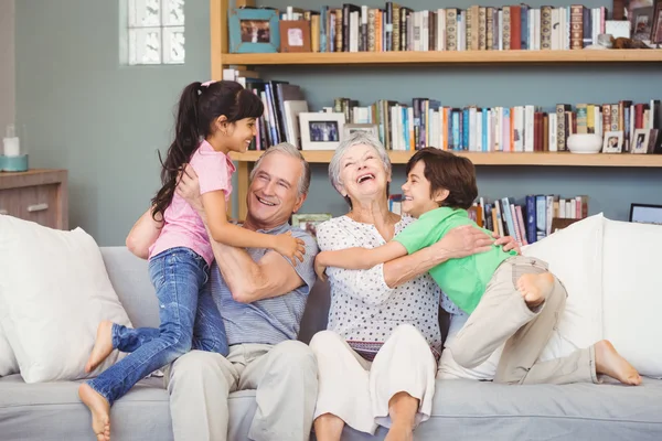 Kleinkinderen spelen met grootouders — Stockfoto