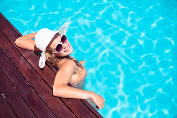 Hermosa mujer con gafas de sol y sombrero de paja — Foto de Stock