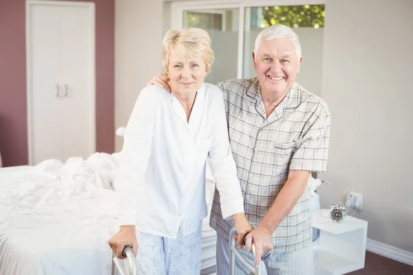 Портрет пожилой улыбающейся пары с ходунком — стоковое фото