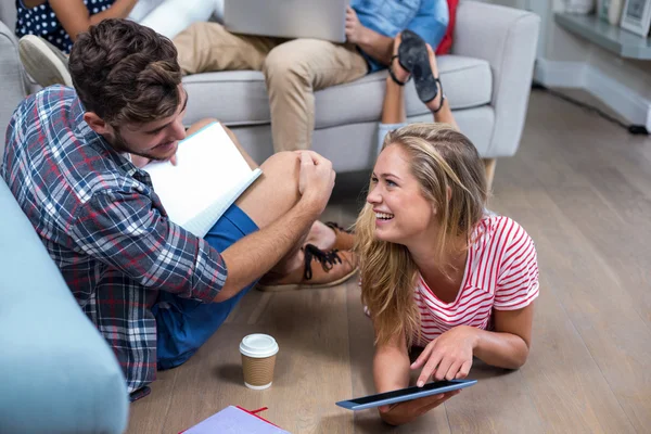 Woman showing tablet to male friend — Stock Photo, Image