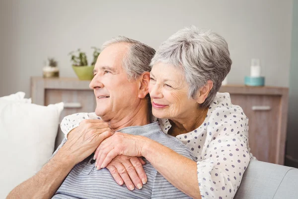 Couple âgé assis dans le salon — Photo