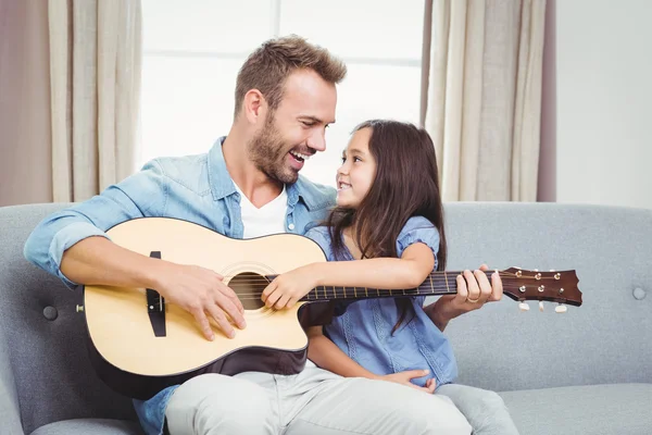 Hombre tocando la guitarra con hija —  Fotos de Stock