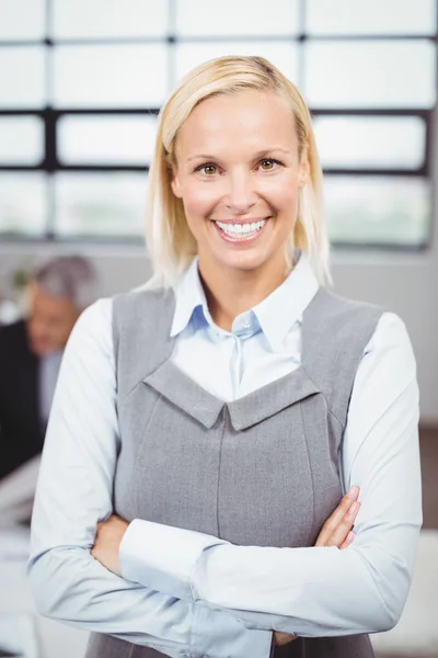 Geschäftsfrau steht im Besprechungsraum — Stockfoto