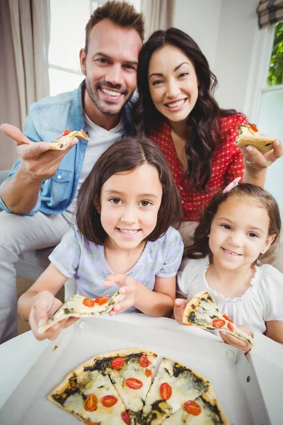 Rodina jí pizzu doma — Stock fotografie