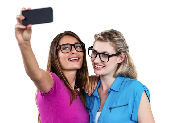 Amigos tomando auto retrato com smartphone — Fotografia de Stock