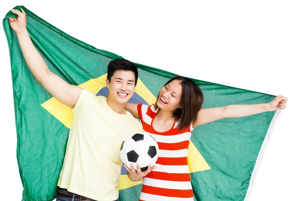 Casal segurando bandeira do brasil — Fotografia de Stock