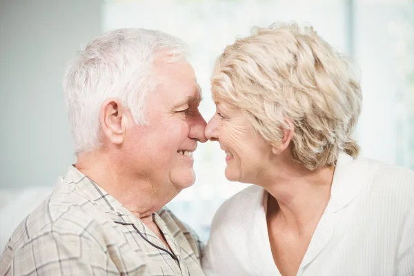 Happy Senior par röra näsan — Stockfoto