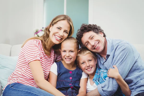 Familj sitter på soffan hemma — Stockfoto