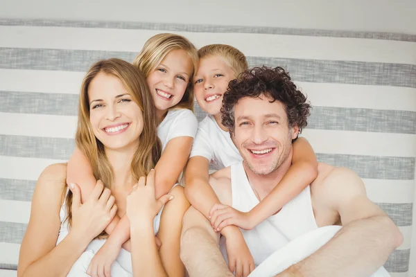 Щаслива сім'я на ліжку — стокове фото