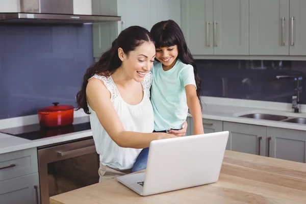 Madre e hija usando laptop — Foto de Stock