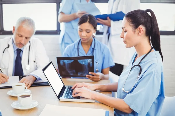 Médico usando laptop na sala de conferências — Fotografia de Stock