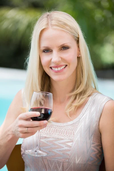 Woman holding red wine glass — Stock Photo, Image