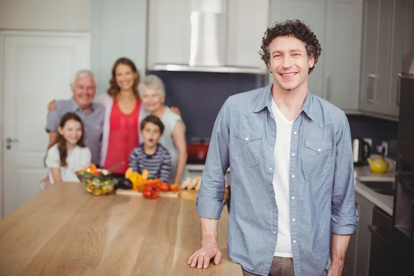 Jovem com família na cozinha — Fotografia de Stock