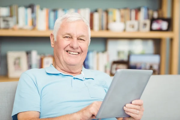 Starší muž pomocí digitálních tablet — Stock fotografie