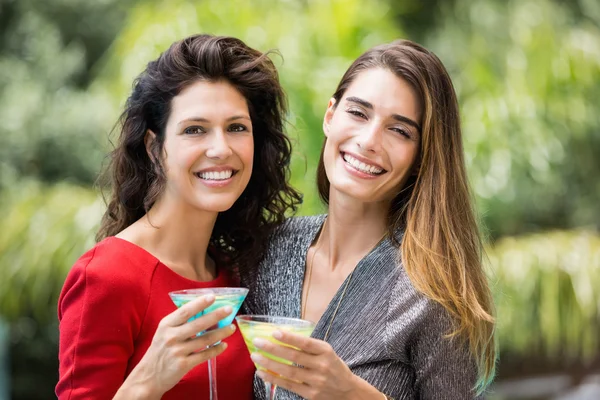 Amis avec des cocktails pendant la fête — Photo