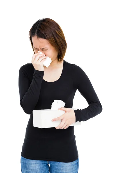 Mujer que sopla la nariz con papel tisú — Foto de Stock