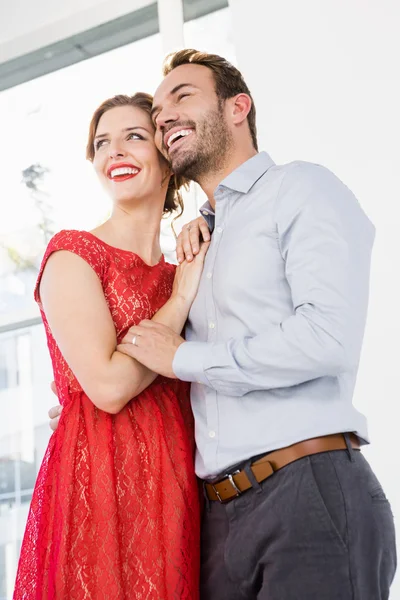 Casal abraçando uns aos outros — Fotografia de Stock