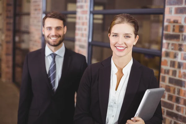 Businesswoman standing with male colleague — Stock Photo, Image