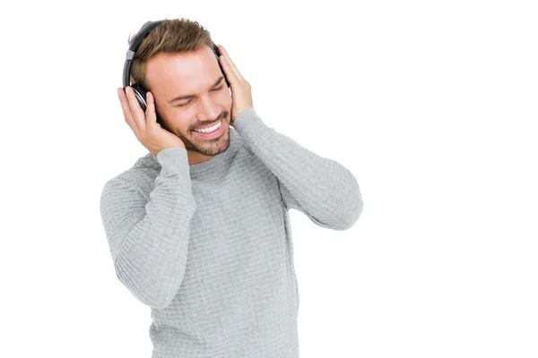 Muž poslouchající hudbu na sluchátkách — Stock fotografie