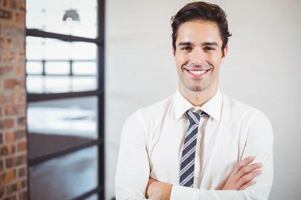 Geschäftsmann mit verschränkten Armen — Stockfoto