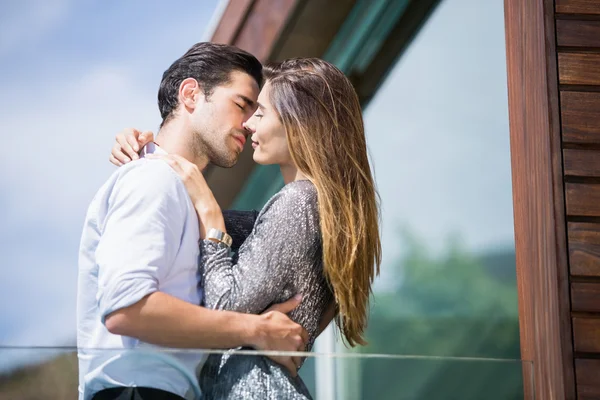 Paar küsst sich auf Balkon — Stockfoto