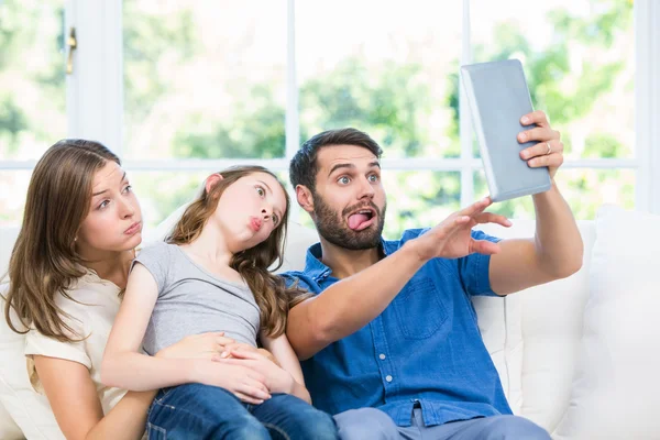 Familjen gör ansiktet medan du klickar på selfie — Stockfoto