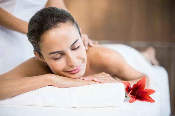 Vrouw die lacht tijdens het ontvangen van massage — Stockfoto