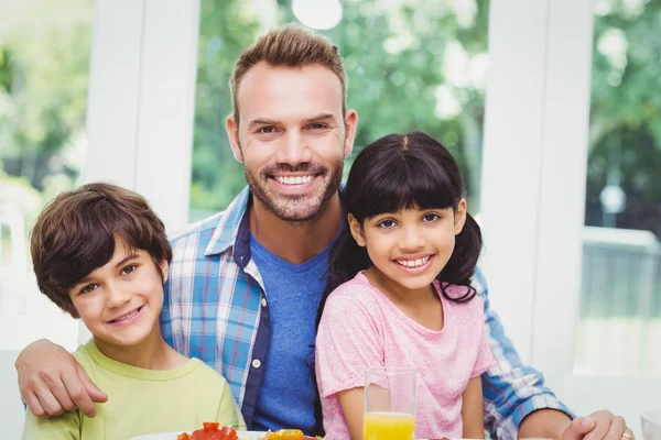 Lachende vader en kinderen — Stockfoto