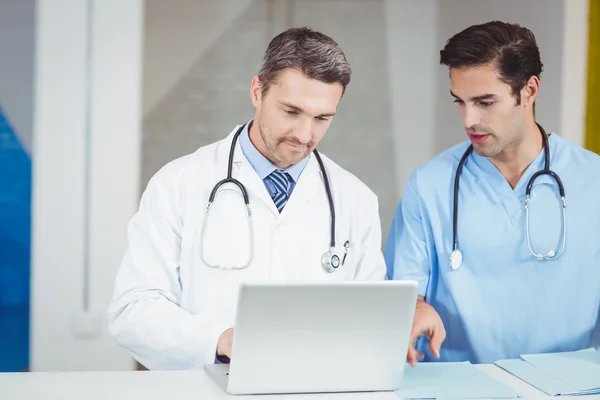 Medici concentrati che lavorano su laptop — Foto Stock